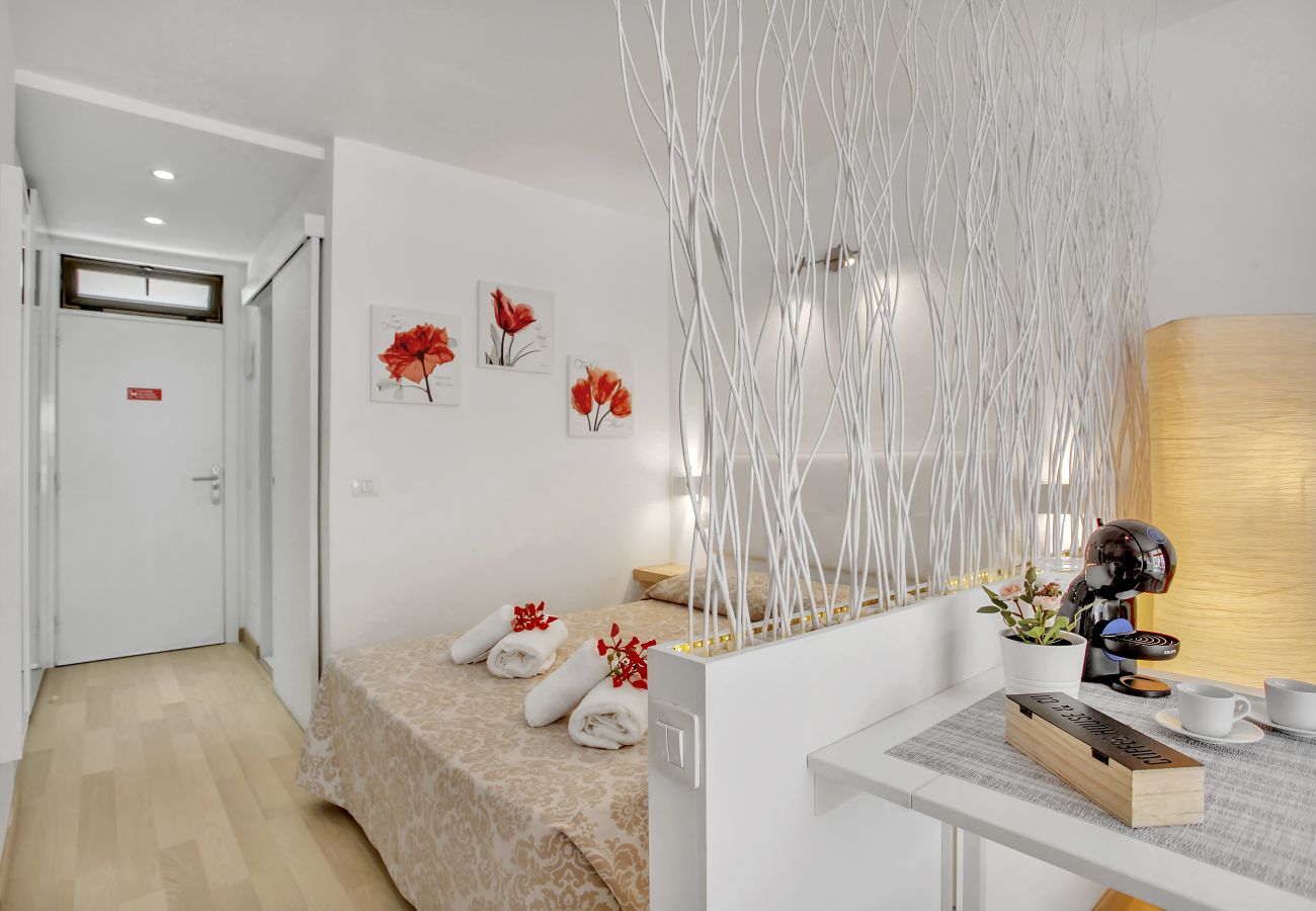Studio in Playa de Las Americas - Ocean Touch Studio, Pool, Wi-Fi, Near the Beach